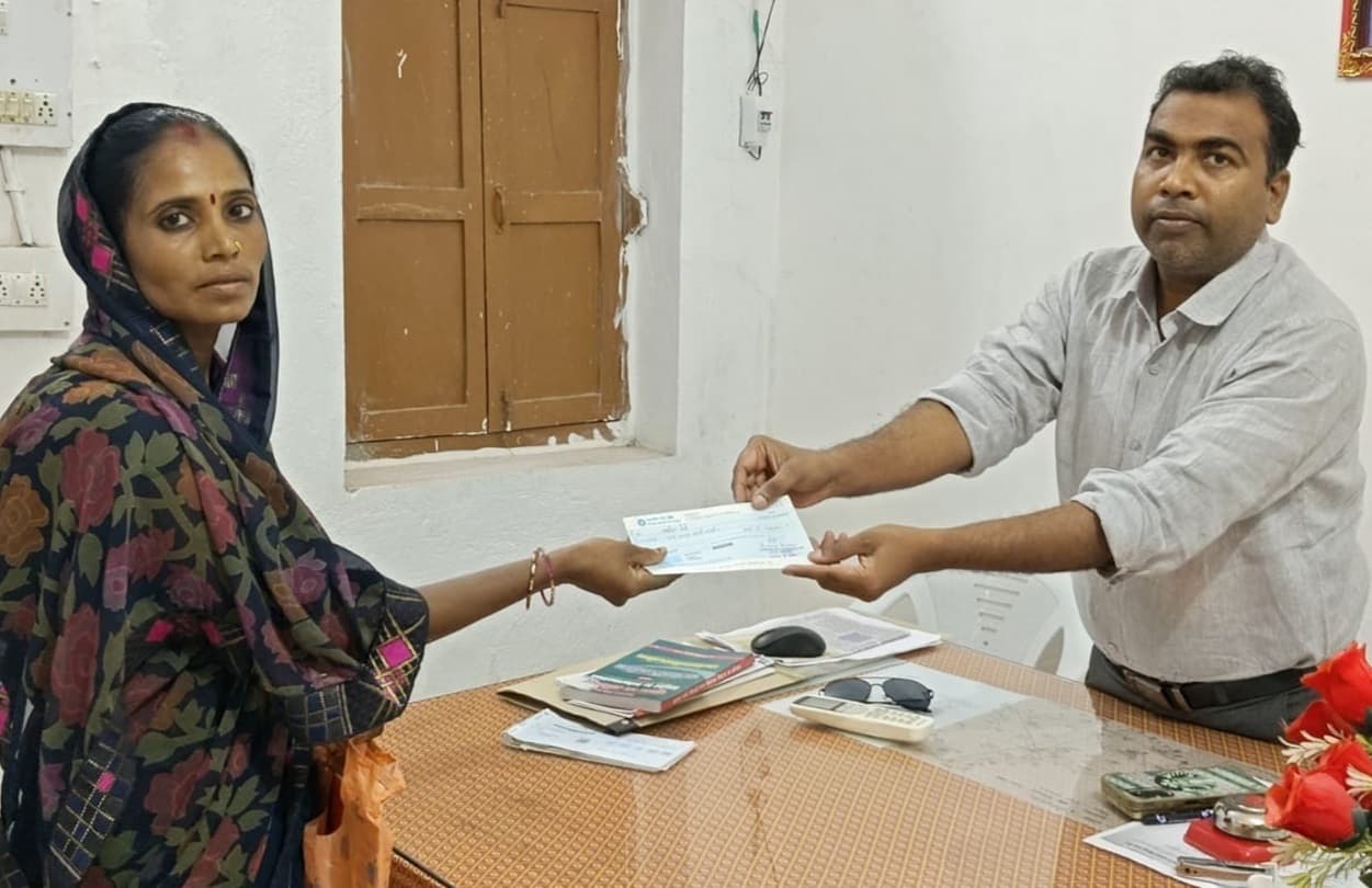 Motihari: मृतका के परिजन को मिला चार लाख का चेक