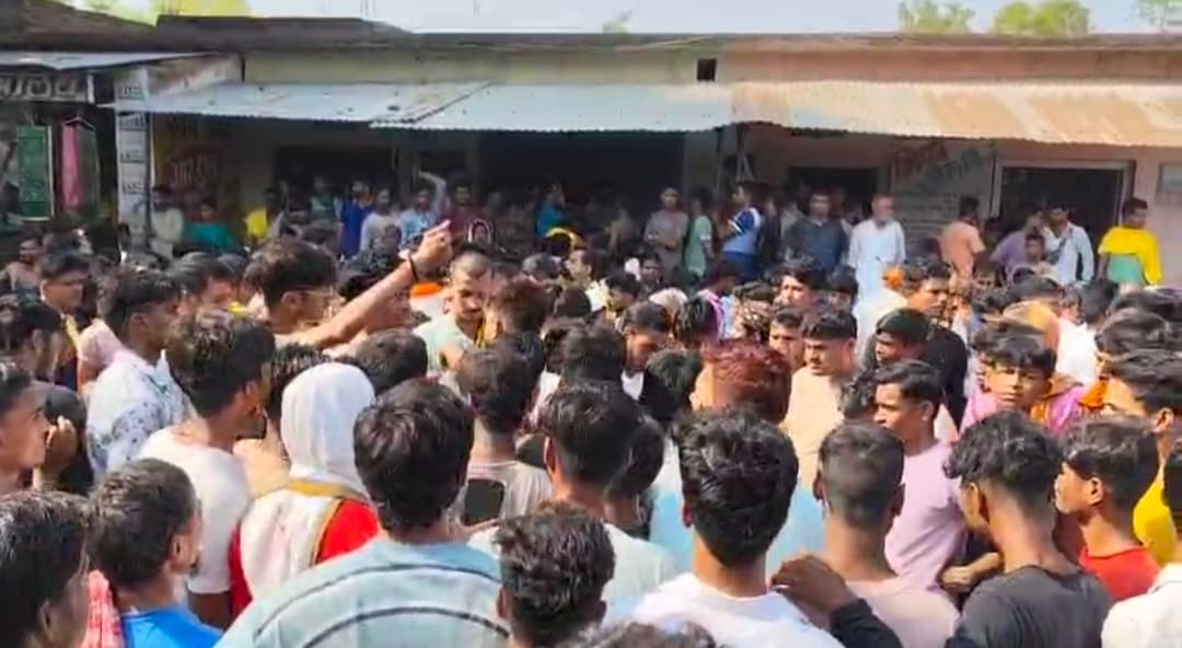 हाइवा के चकमा देनेे से बाइक से टकरा स्कूटी सवार की मौत