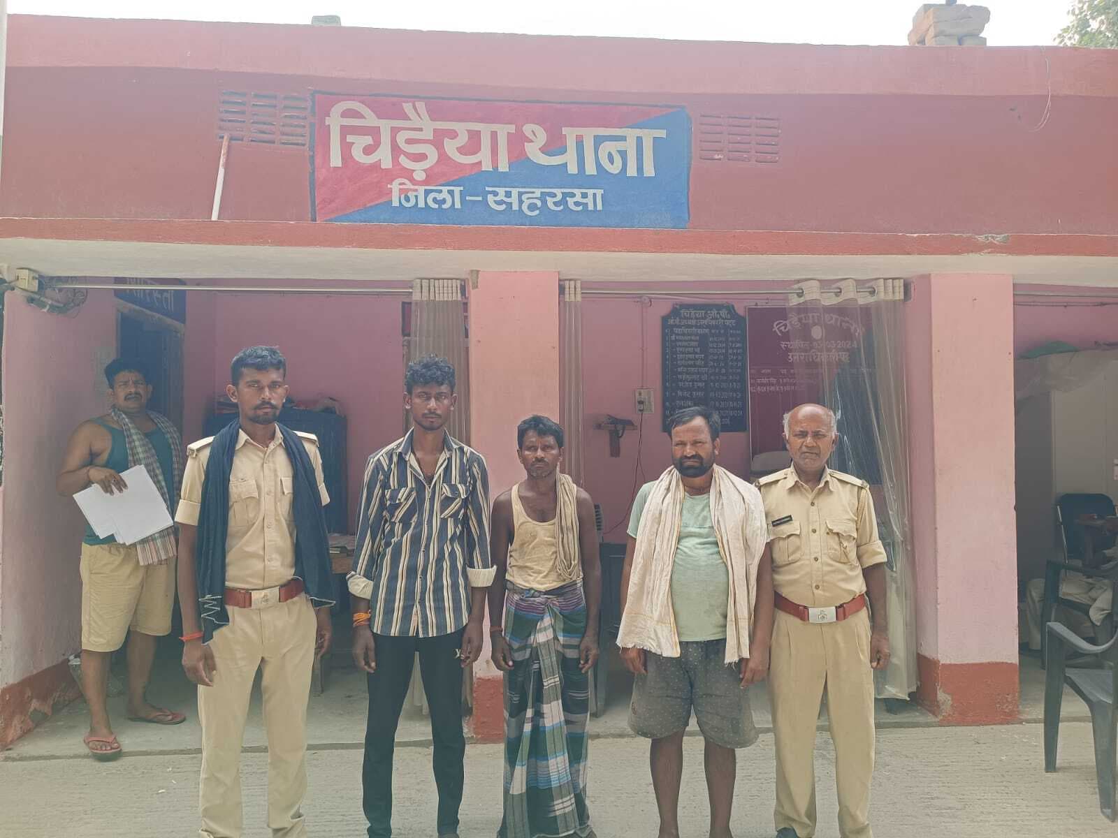 अलग-अलग जगह से देसी शराब, बाइक के साथ तीन तस्कर गिरफ्तार