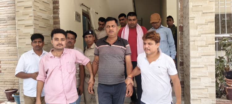 एएसआइ के पति से घूस लेते जीआरपी का दारोगा गिरफ्तार