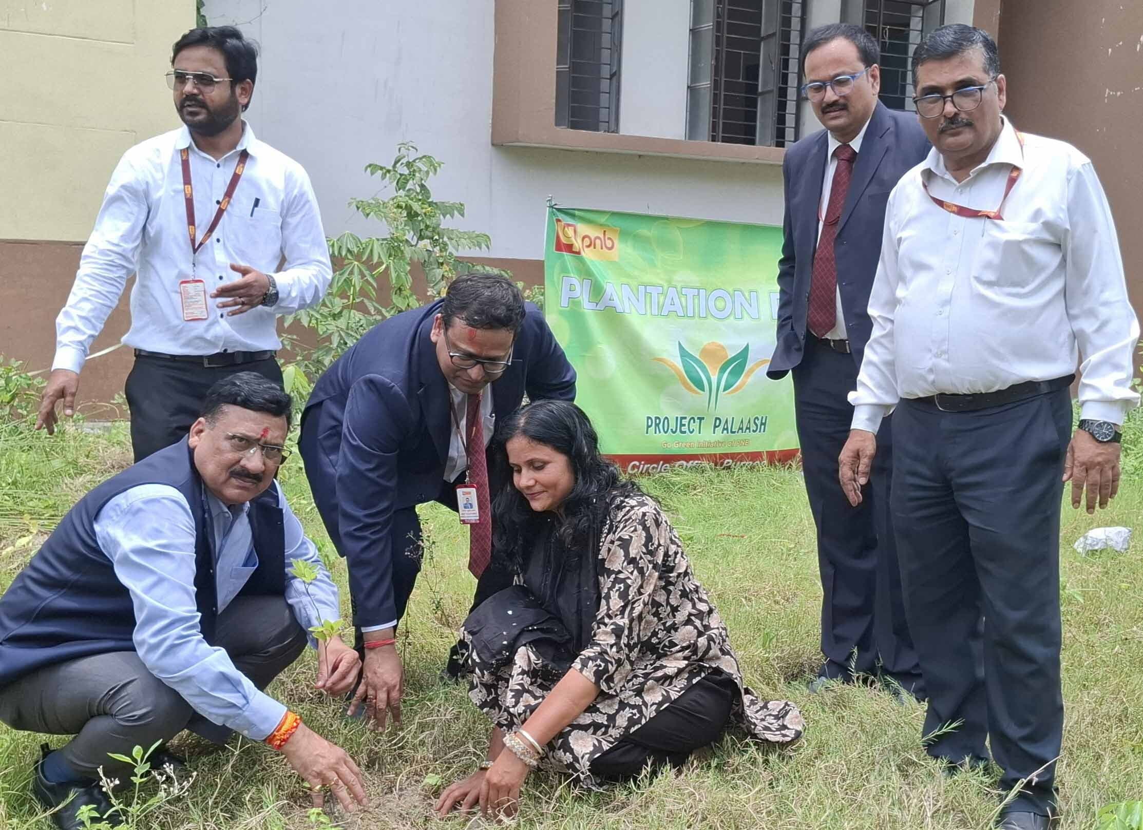 पीएनबी ने वृद्धा आश्रम में किया पौधरोपण