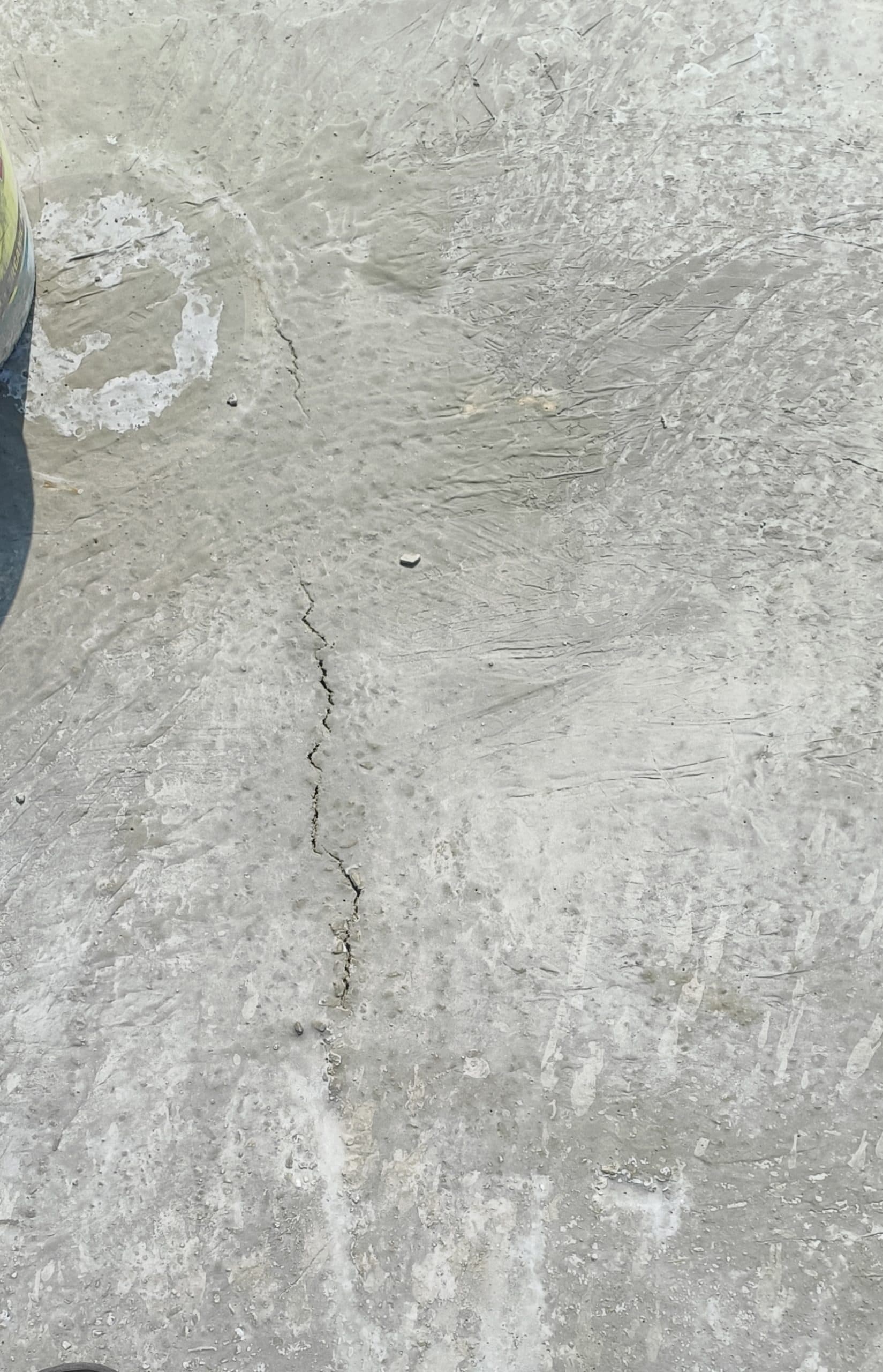 इमरजेंसी बिल्डिंग की छत पर दो दिनों में ही दरार