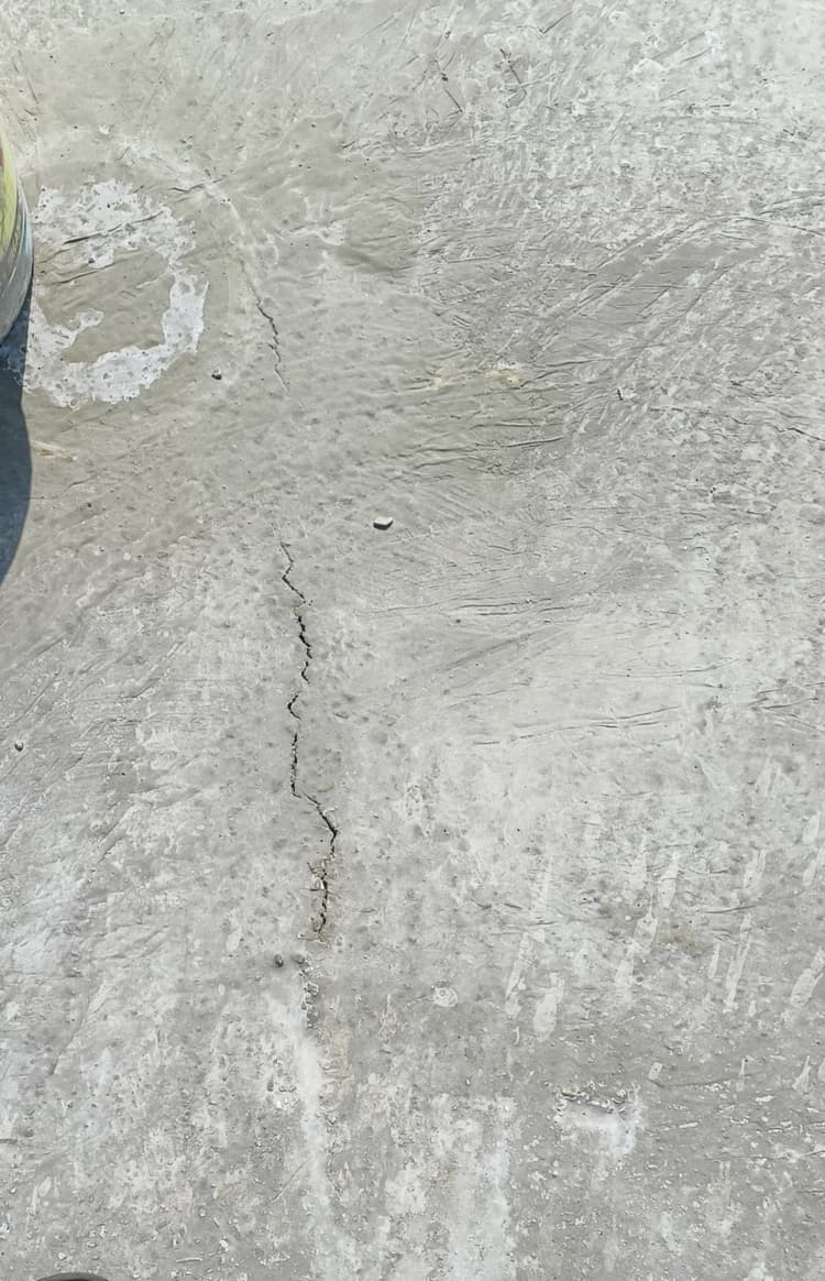 इमरजेंसी बिल्डिंग की छत पर दो दिनों में ही दरार