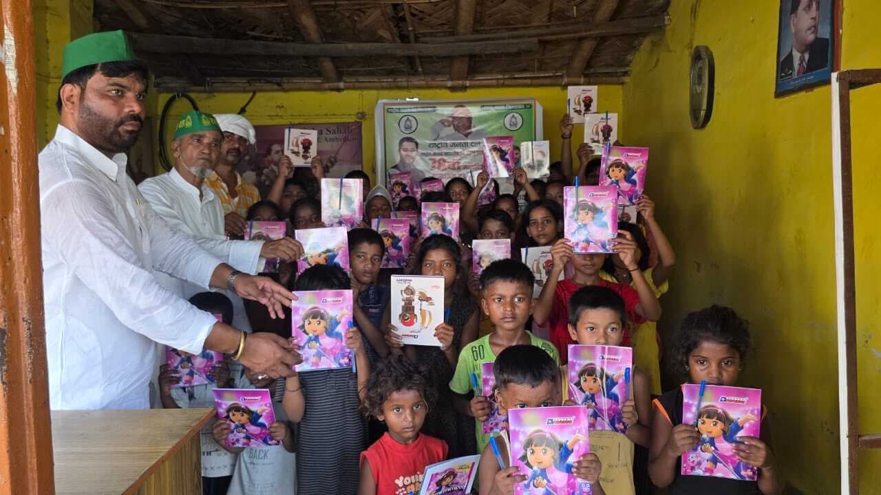 लालू यादव के जन्मदिवस पर गरीब बच्चों के बीच किया कॉपी-कलम का वितरण