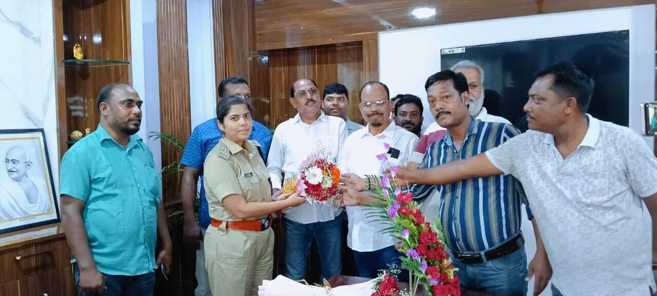 झामुमो कार्यकर्ताओं ने एसपी का किया स्वागत