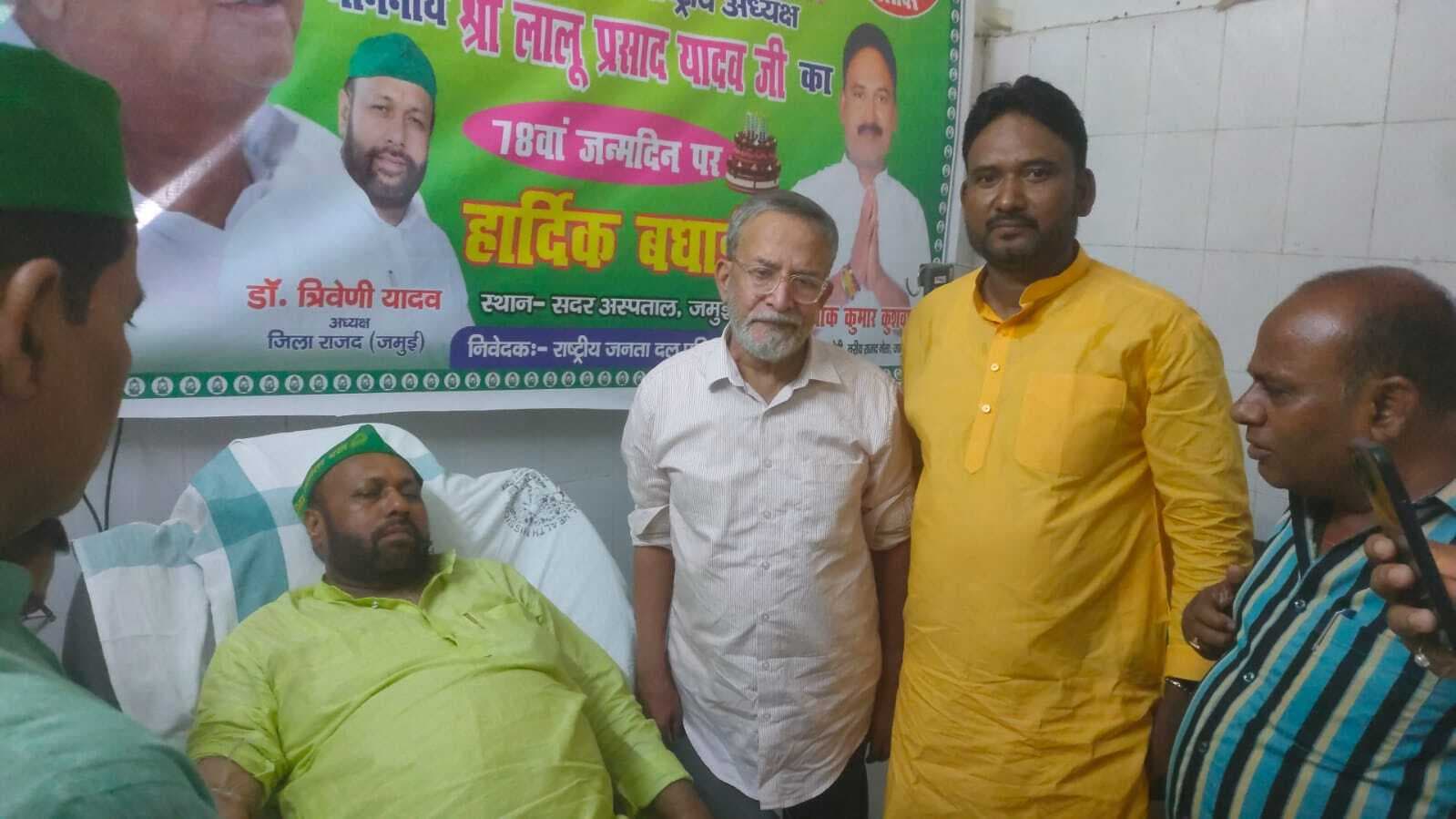 पूर्व मुख्यमंत्री के जन्मदिन पर किया रक्तदान