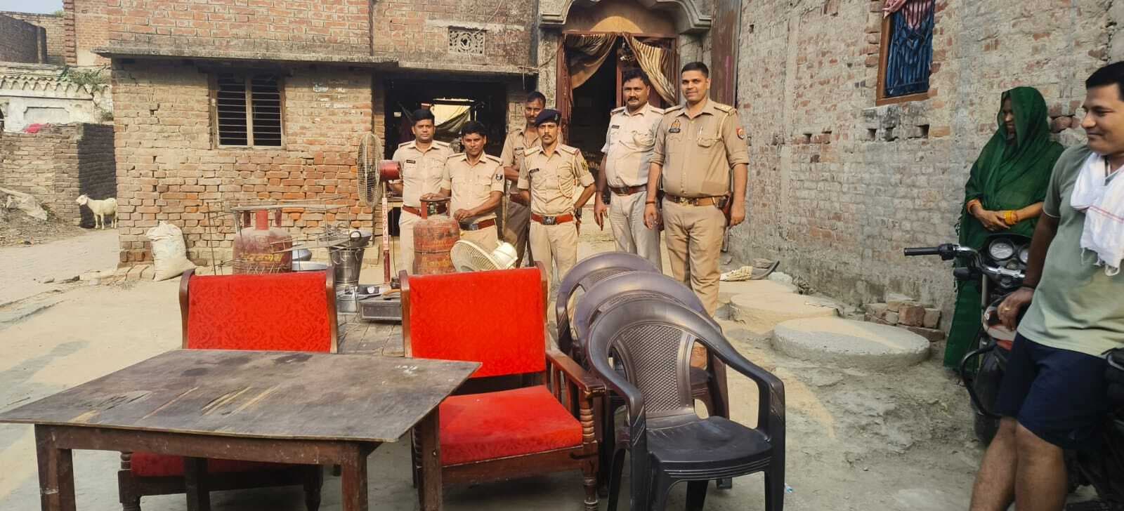 थावे पुलिस ने उत्तरप्रदेश में हत्याकांड के आरोपित के घर की कुर्की की कार्रवाई