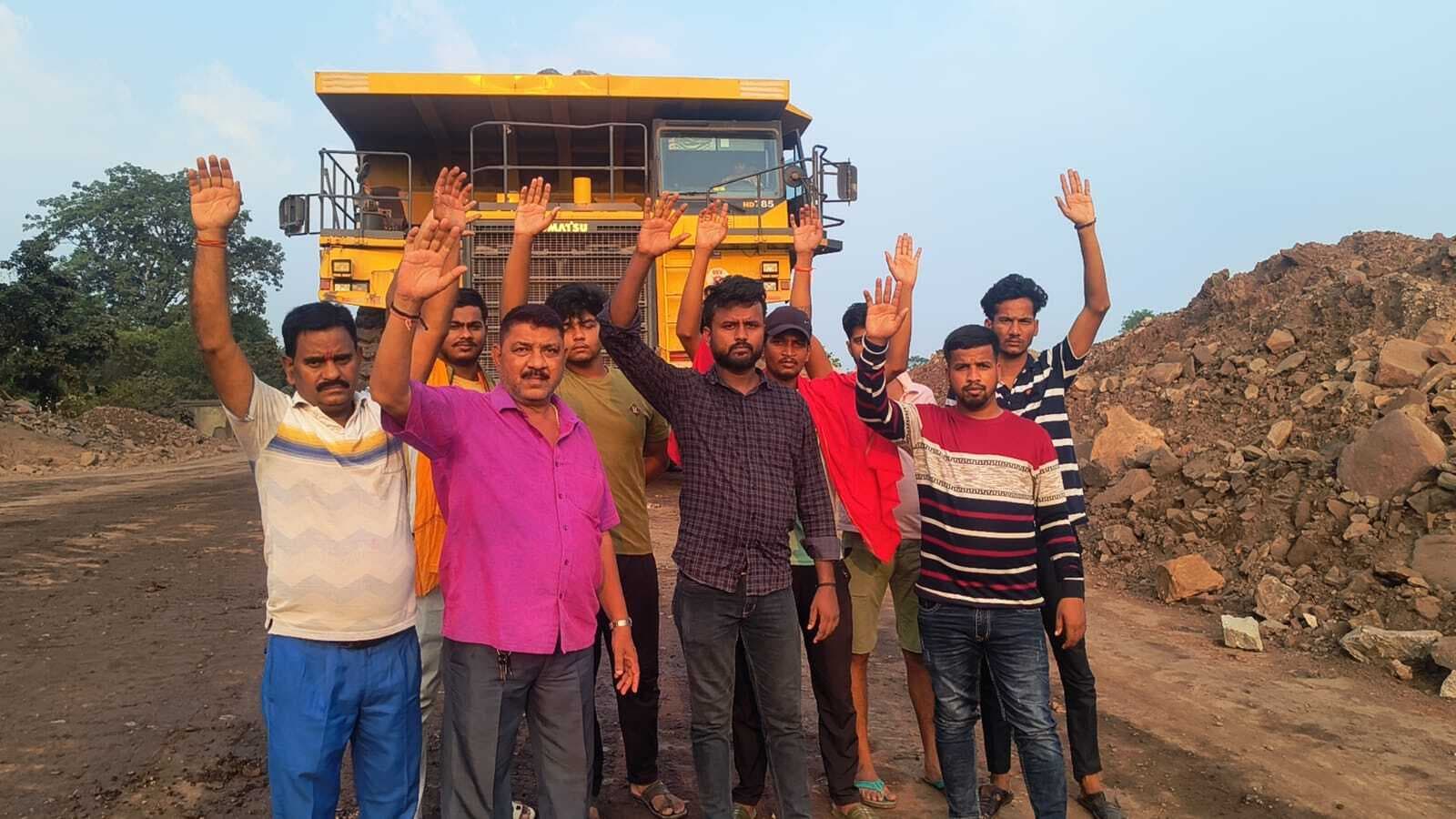 Dhanbad News : रैयती जमीन पर ओबी डंपिंग का विरोध, ग्रामीणों ने रोका सुशी आउटसोर्सिंग का काम