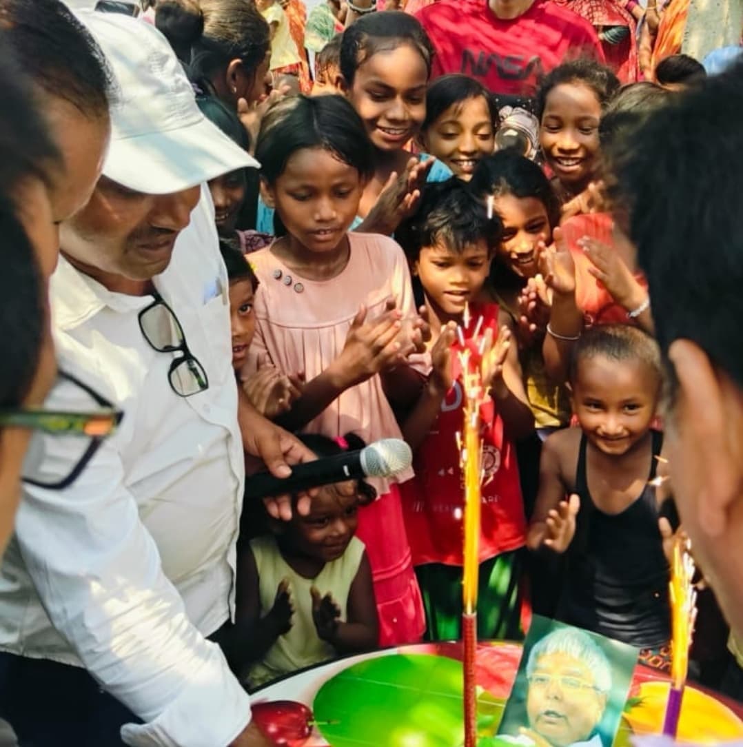 राजद कार्यकर्ताओं ने लालू प्रसाद का महादलित टोला में मनाया जन्मदिन