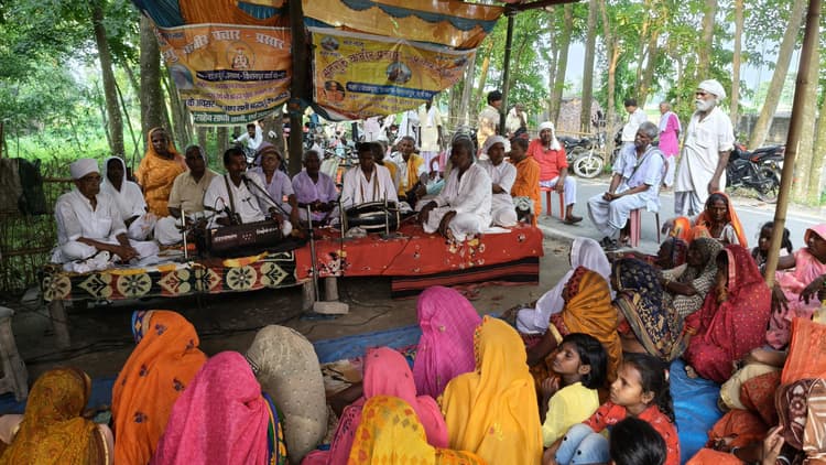 सतगुरु कबीर साहब की मनायी गयी जयंती, झांकी व सत्संग से गूंजा पूरा क्षेत्र