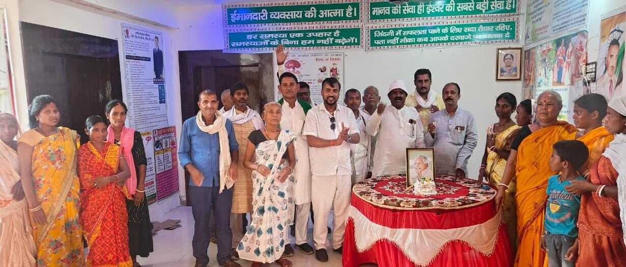राजद कार्यकर्ताओं ने मनाया लालू प्रसाद का जन्मदिन