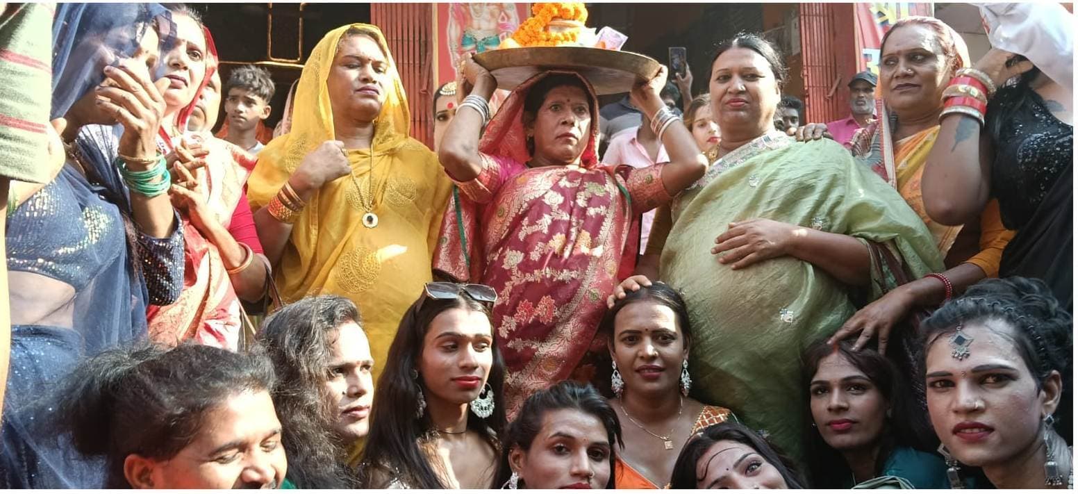 किन्नर समाज ने श्री हनुमान मंदिर में दान किया घंटा