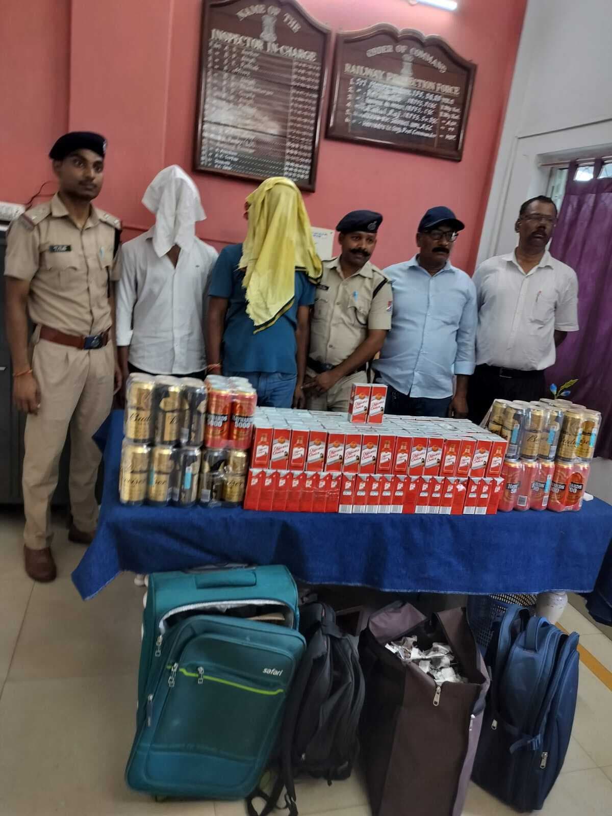 अकालतख्त एक्सप्रेस से विदेशी शराब के साथ दो तस्कर गिरफ्तार