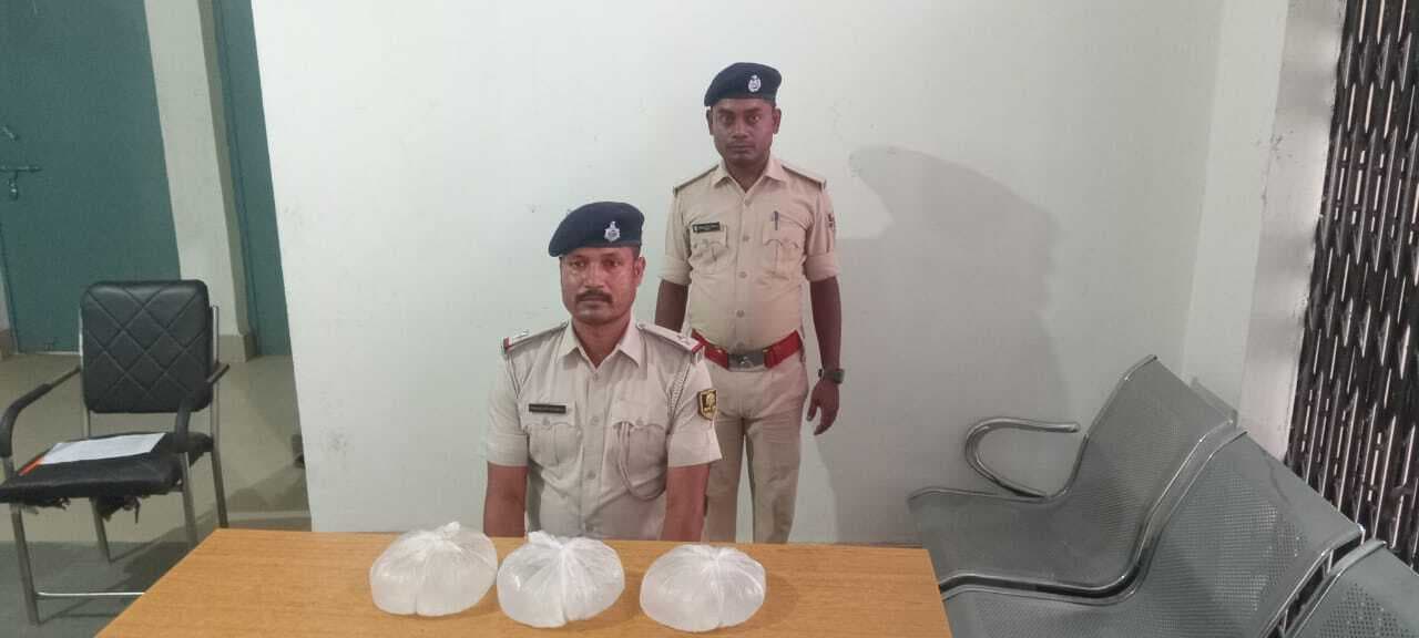 नौ लीटर देसी शराब के साथ तस्कर गिरफ्तार