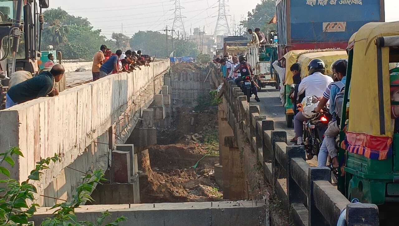 रेलिंग तोड़ते गड्ढे में गिरा ट्रैक्टर, चालक की मौत