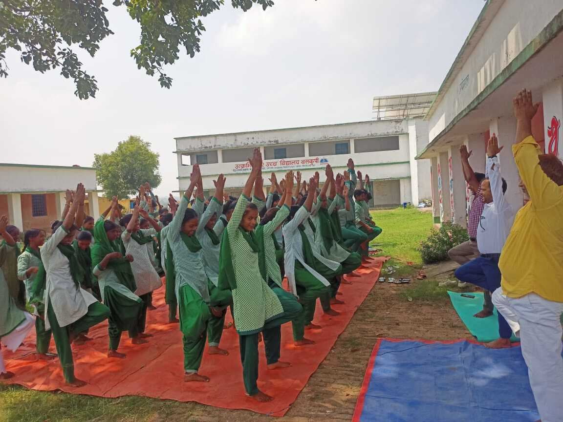 करौं: स्कूली छात्र-छात्राओं को कराया गया योगाभ्यास