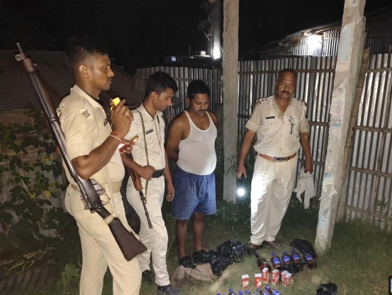 ढाबा पर पुलिस ने की छापेमारी, 7.83 लीटर शराब जब्त