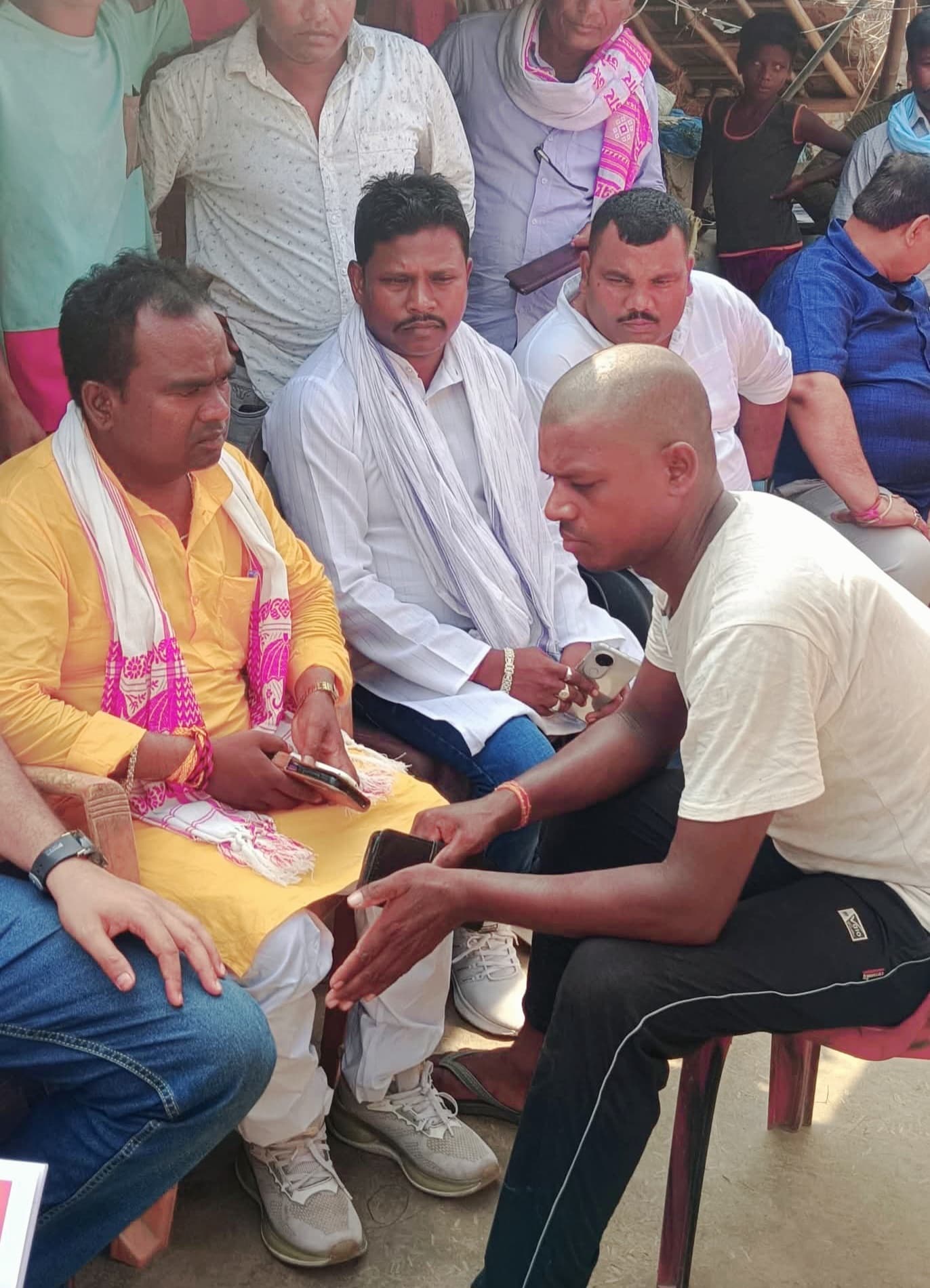 एसटी आयोग सदस्य तल्लु वासकी पीड़ित परिजन से मिले