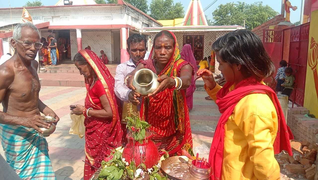 ज्येष्ठ पूर्णिमा पर श्रद्धालुओं ने मंदिरों में की पूजा-अर्चना