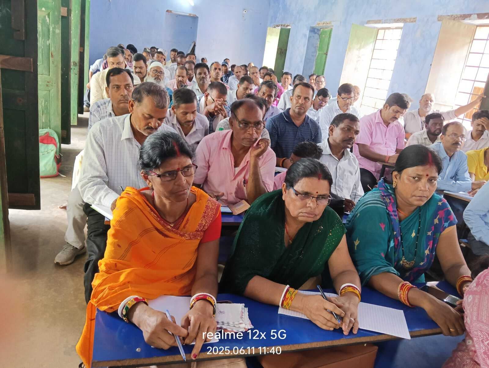 गुरु गोष्ठी में  24 स्कूलों के कर्मियों का वेतन स्थगित करने का दिया निर्देश