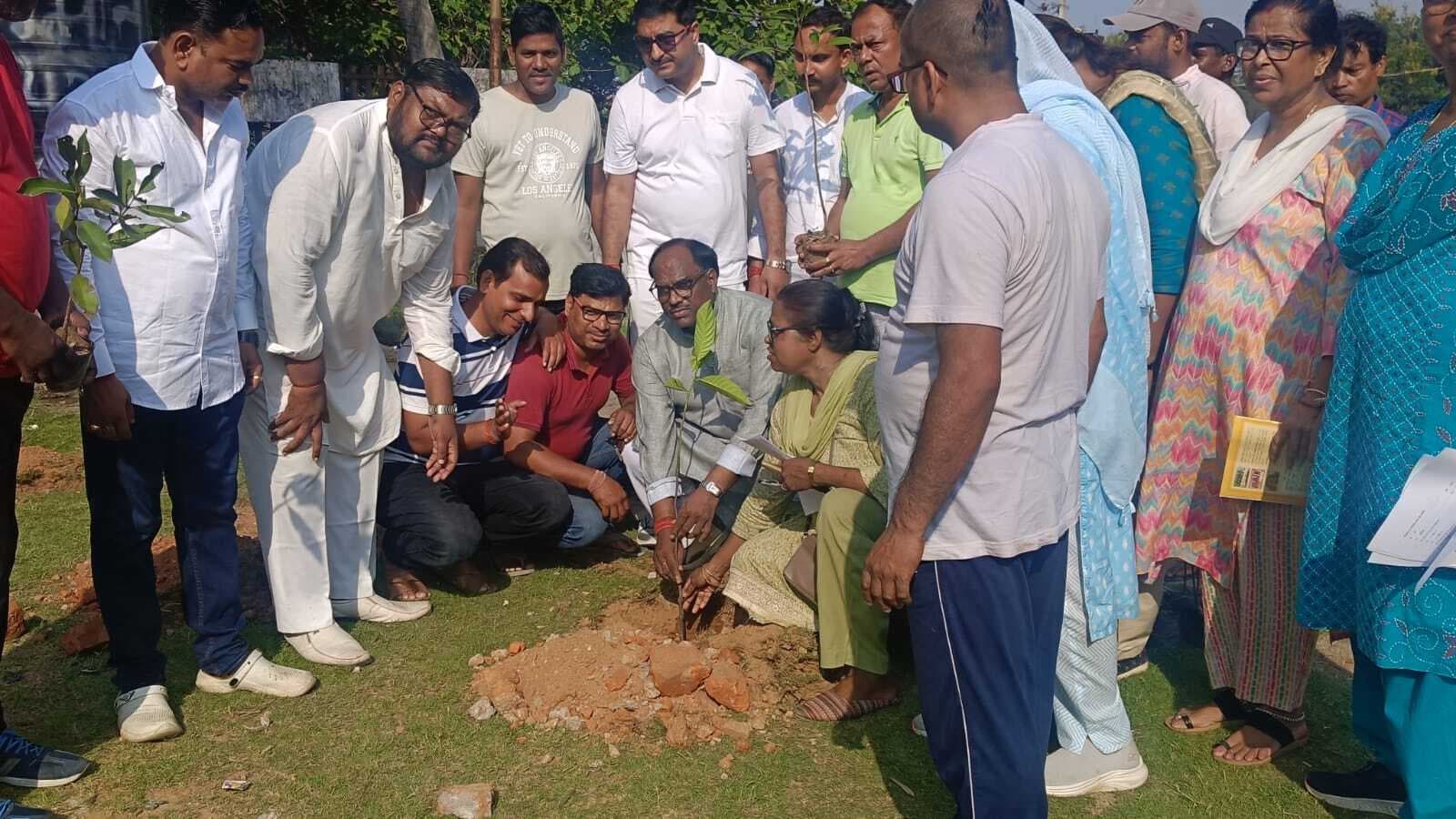 Jamshedpur News : जदयू जिला युवा मोर्चा ने मध्य विद्यालय पारडीह में किया पौधरोपण