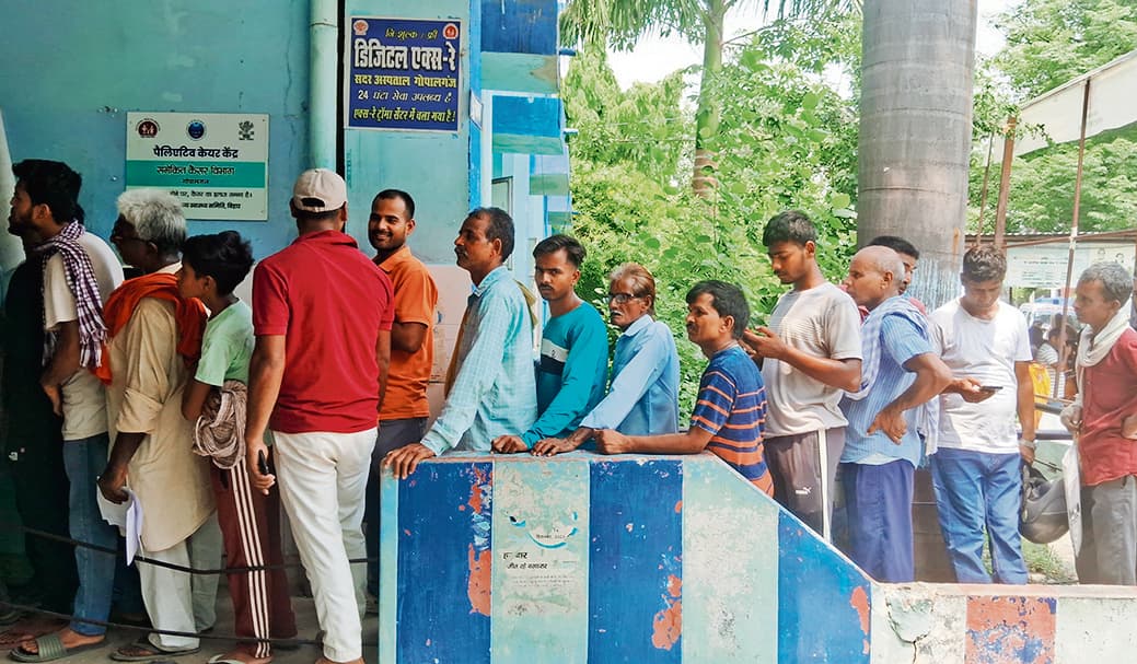 Gopalganj News : सदर अस्पताल में धूप में घंटों कतार में खड़े दिखे मरीज, हड्डी फ्रैक्चर महिला तड़पती रही, बेपरवाह रहा सिस्टम