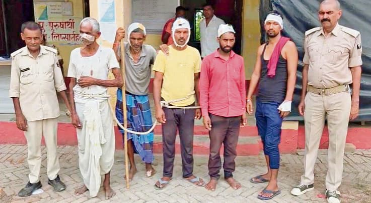 Gopalganj News : हत्या के बाद पुलिस के खिलाफ फूटा गुस्सा, आरोपितों के दरवाजे पर शव को जलाने पर आमादा थे ग्रामीण