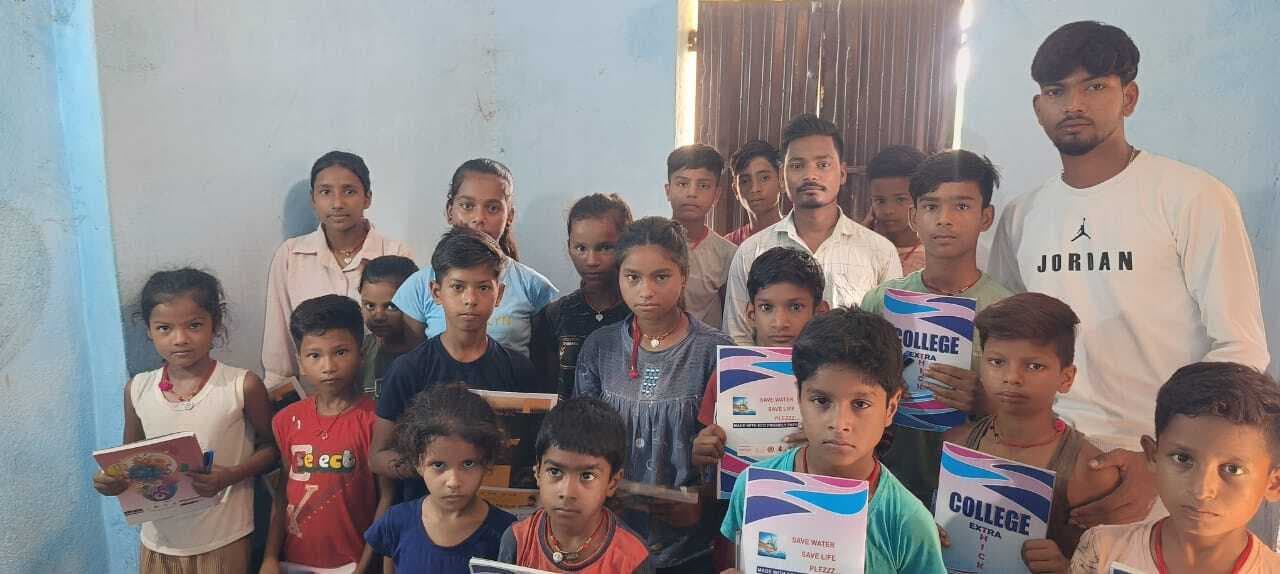 बच्चों के बीच बांटी गयी पाठ्य सामग्री