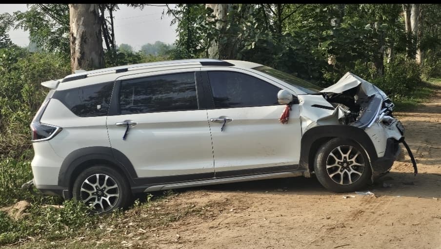 ट्रक से टकरायी कार, तीन घायल