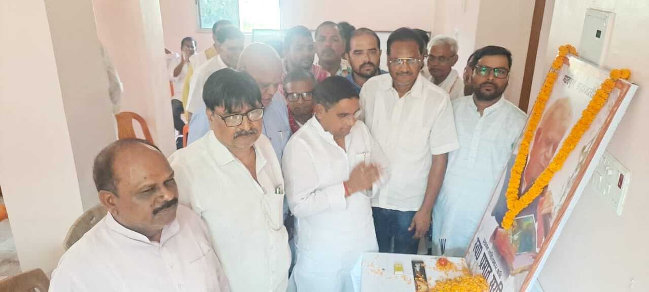 अपनी लेखनी से समाज को उर्जावान बनाये रखने के लिए प्रयत्नशील रहे सरसिज : विधायक