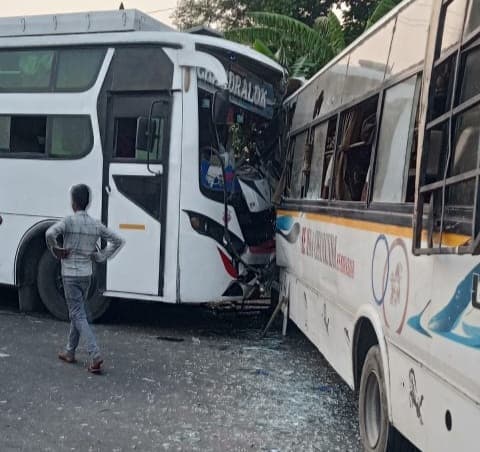 Muzaffarpur : अनियंत्रित बस ने डिवाइडर पार कर दूसरी बस में मारी टक्कर, 12 यात्री चोटिल