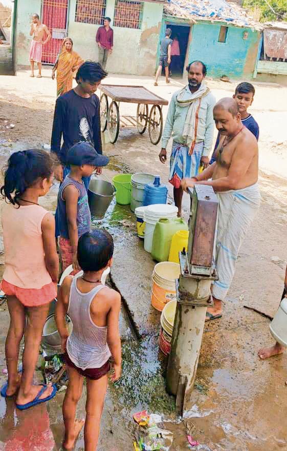 Saran News : शहर के वार्ड एक में 40 दिनों से पानी की सप्लाइ बंद