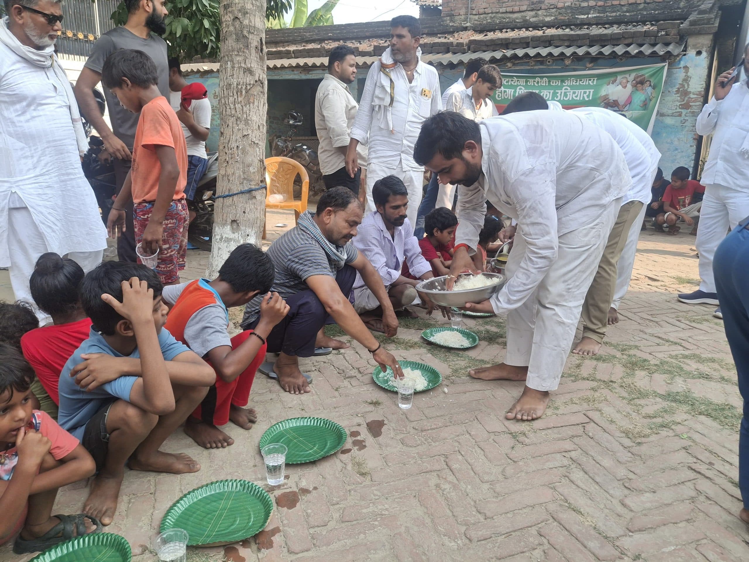 hajipur news. दलितों को भोजन कराकर मनाया राजद सुप्रीमो का जन्मदिन