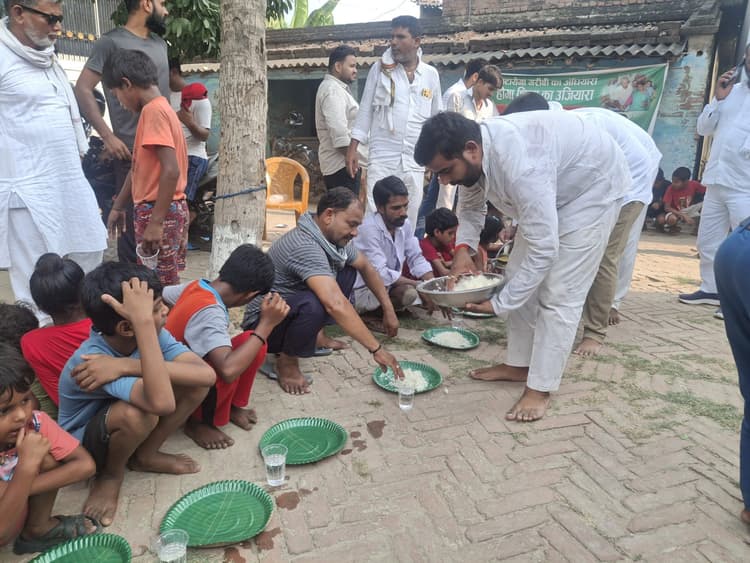 hajipur news. दलितों को भोजन कराकर मनाया राजद सुप्रीमो का जन्मदिन