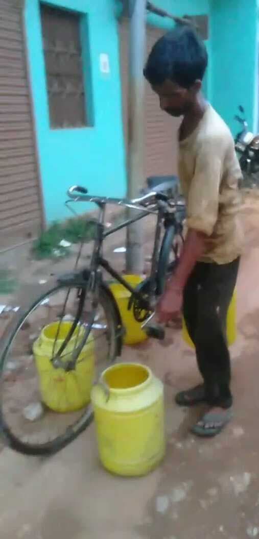 पथलचपटी के लोग डिब्बे से ढो रहे पीने का पानी