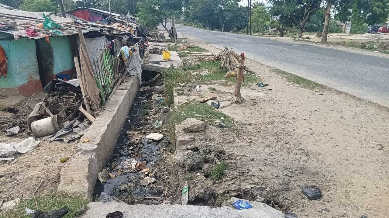 नाला की सफाई के एक वर्ष बाद भी नहीं लग पाया ढक्कन, हादसे की आशंका