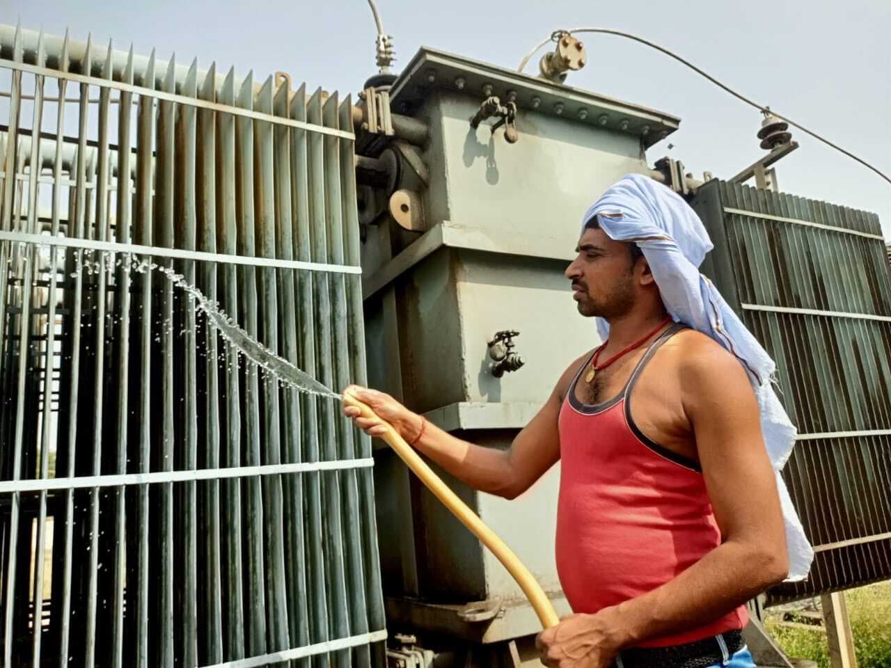 Kaimur News : भीषण गर्मी में ट्रांसफाॅर्मर को पानी डालकर किया जा रहा ठंडा