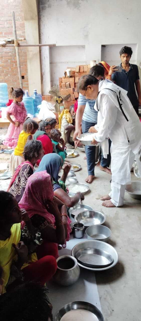 Kaimur News : लालू यादव के जन्मदिवस पर गरीबों को कराया गया भोजन