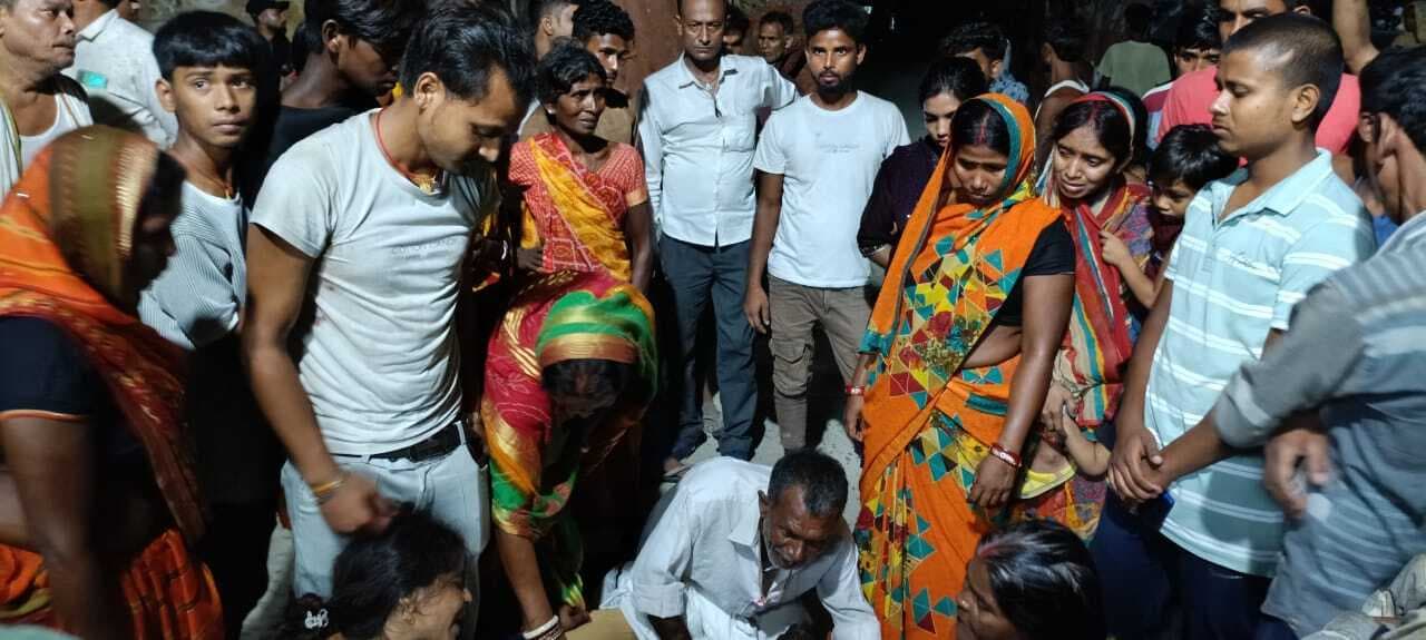 hajipur news. स्कॉर्पियो की टक्कर से युवक की मौत के बाद लोगों ने थाने को घेरा