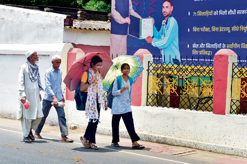 Gaya News : गर्मी से बेहाल हो रहे लोग, पारा चौथे दिन भी 40 के पार