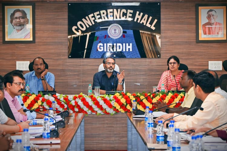Giridih News :क्षेत्र भ्रमण कर योजनाओं को धरातल पर उतारें : डीसी