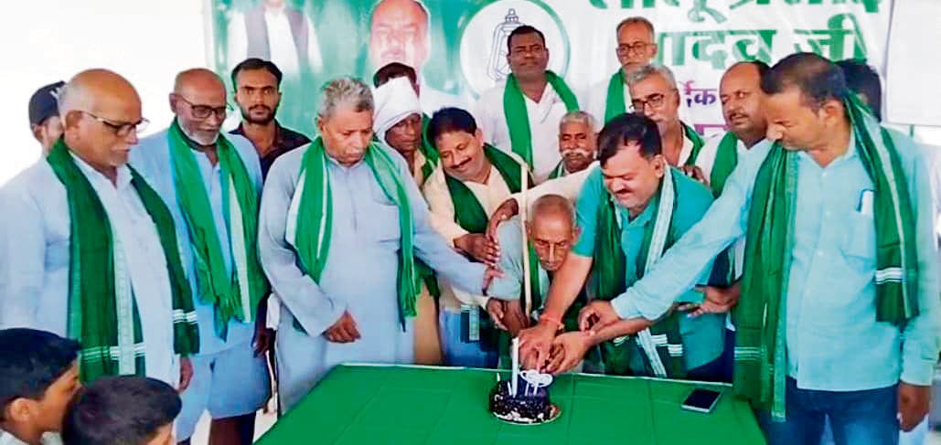 Saran News : राजद कार्यालय में लालू प्रसाद का 78वां जन्मदिन मना