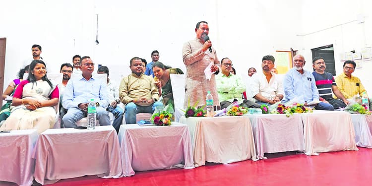 Chaibasa News : सेल स्थानीय को नौकरी दे, वरना बड़ा आंदोलन करेंगे : दीपक बिरुवा