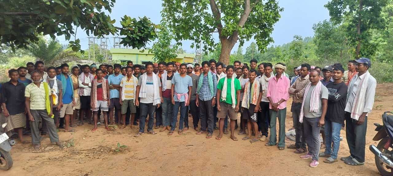 Chaibasa News : ग्रामीणों का हुजूम देख फॉल्ट दुरुस्त करने रवाना हुए विद्युतकर्मी
