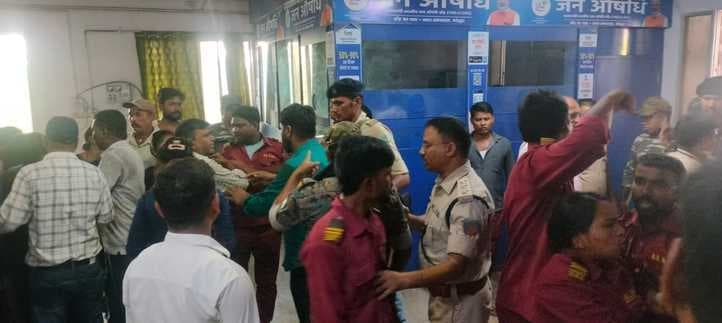 लीड….सदर अस्पताल में तोड़फोड़, इमरजेंसी वार्ड के नर्सिंग स्टाफ व गार्ड के साथ मारपीट व बदसलूकी