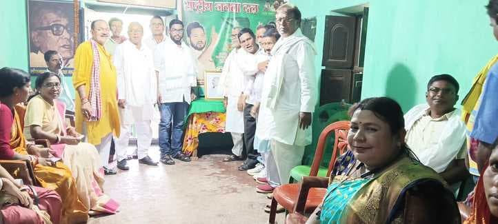 राजद कार्यालय में मनाया गया लालू यादव का जन्मदिन