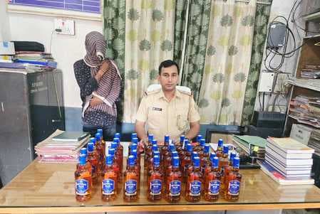 40 बोतल विदेशी शराब के साथ युवक गिरफ्तार