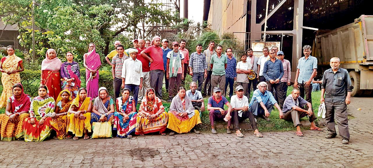 Seraikela Kharsawan : कोहिनूर के कामगारों का 3 माह से वेतन बकाया, धरना पर बैठे