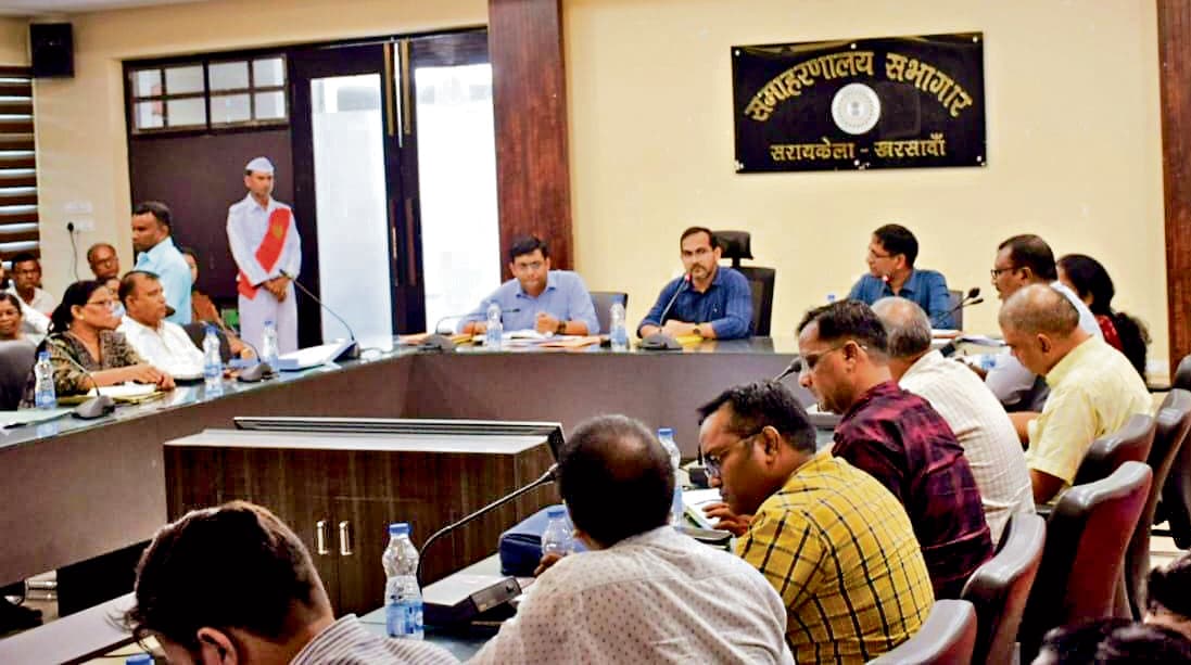 Seraikela Kharsawan News :  नियमित निरीक्षण कर ड्रॉप आउट बच्चों को स्कूल से जोड़ें - डीसी