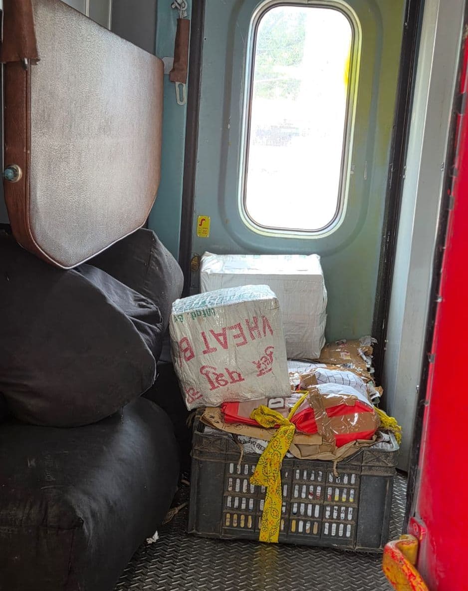 Bhagalpur News: अंग एक्सप्रेस में बेडरोल वाली जगह व गेट पर रखा आम का कार्टन